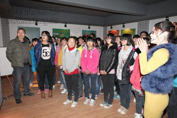 岷县二中学生参观风雅岷州展（包新田 摄）
