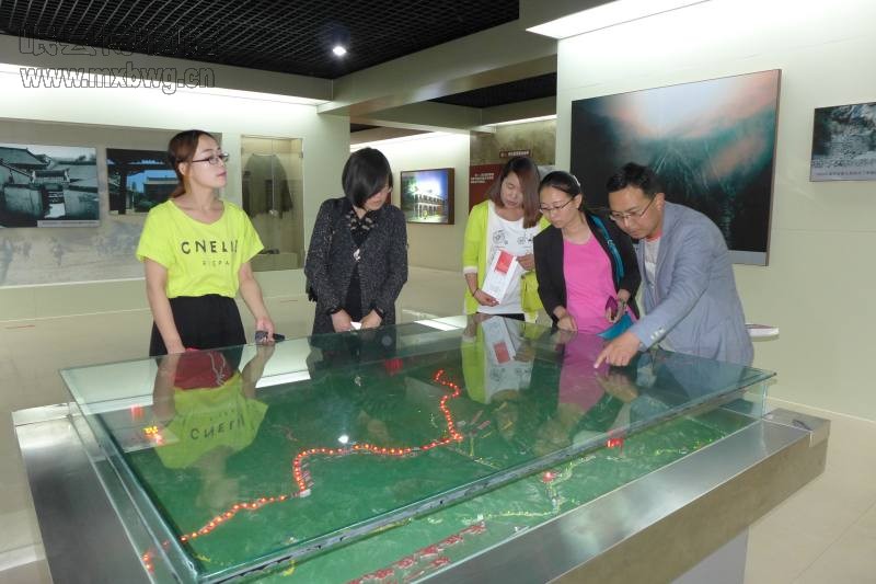 岷县博物馆干部职工参观三十里铺岷州会议纪念馆（包新田 摄）