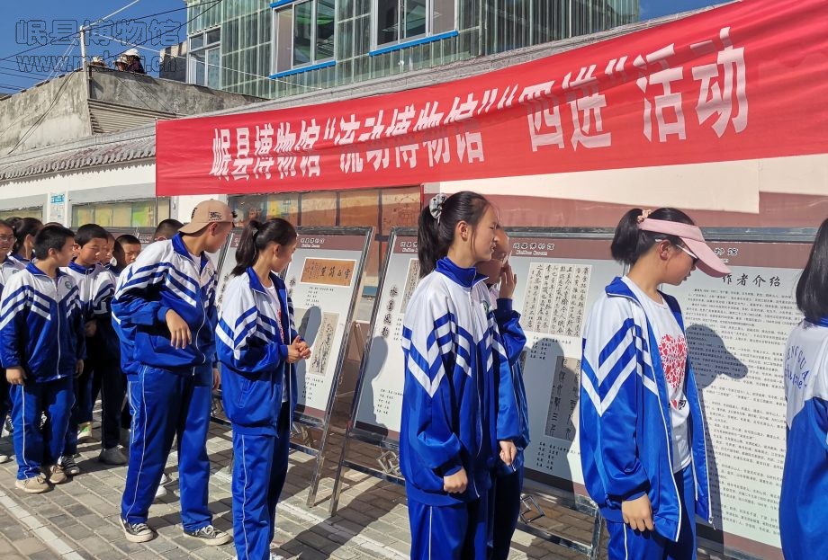 城关中学的师生们参观岷县博物馆的《盛世岷州——岷县博物馆馆藏文物精品展》