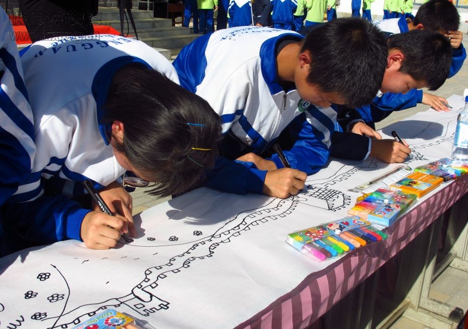 城关中学的同学们在我馆社教员的带领下进行了“长卷绘长城”活动