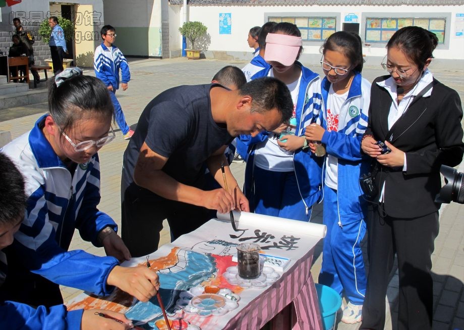 城关中学的同学们在我馆社教员的带领下进行了“长卷绘长城”活动