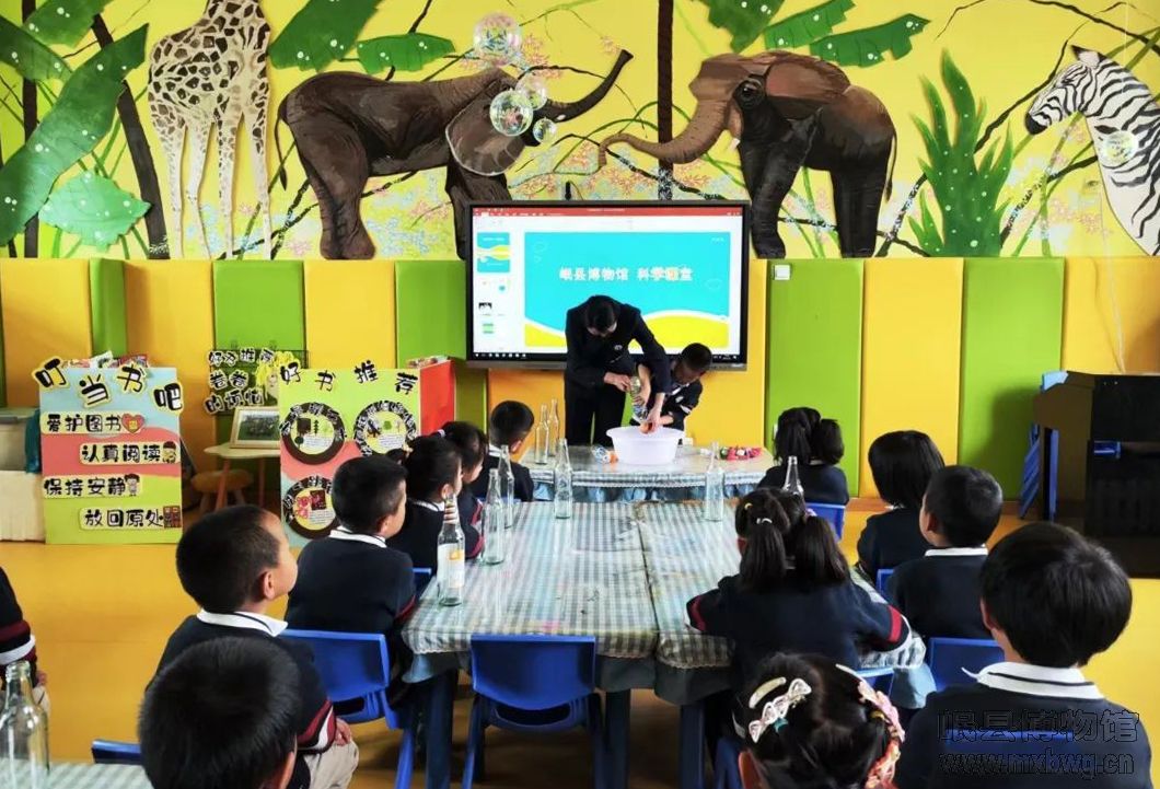 5月9日在岷县南城幼儿园开展科技小实验之“堵水的兵乓球”.jpg